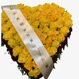 Желтое сердце с лентой Заголовок «CityFlowers Dubai» в Дубай»