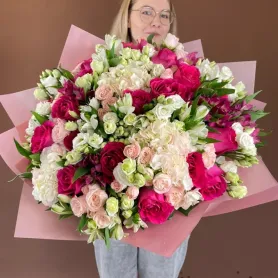Florist Design white/fuchsia bouquet  Title «CityFlowers Dubai» in Dubai»