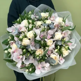 Bouquet with orchids and roses "Feminine silhouette" Title «CityFlowers Dubai» in Dubai»